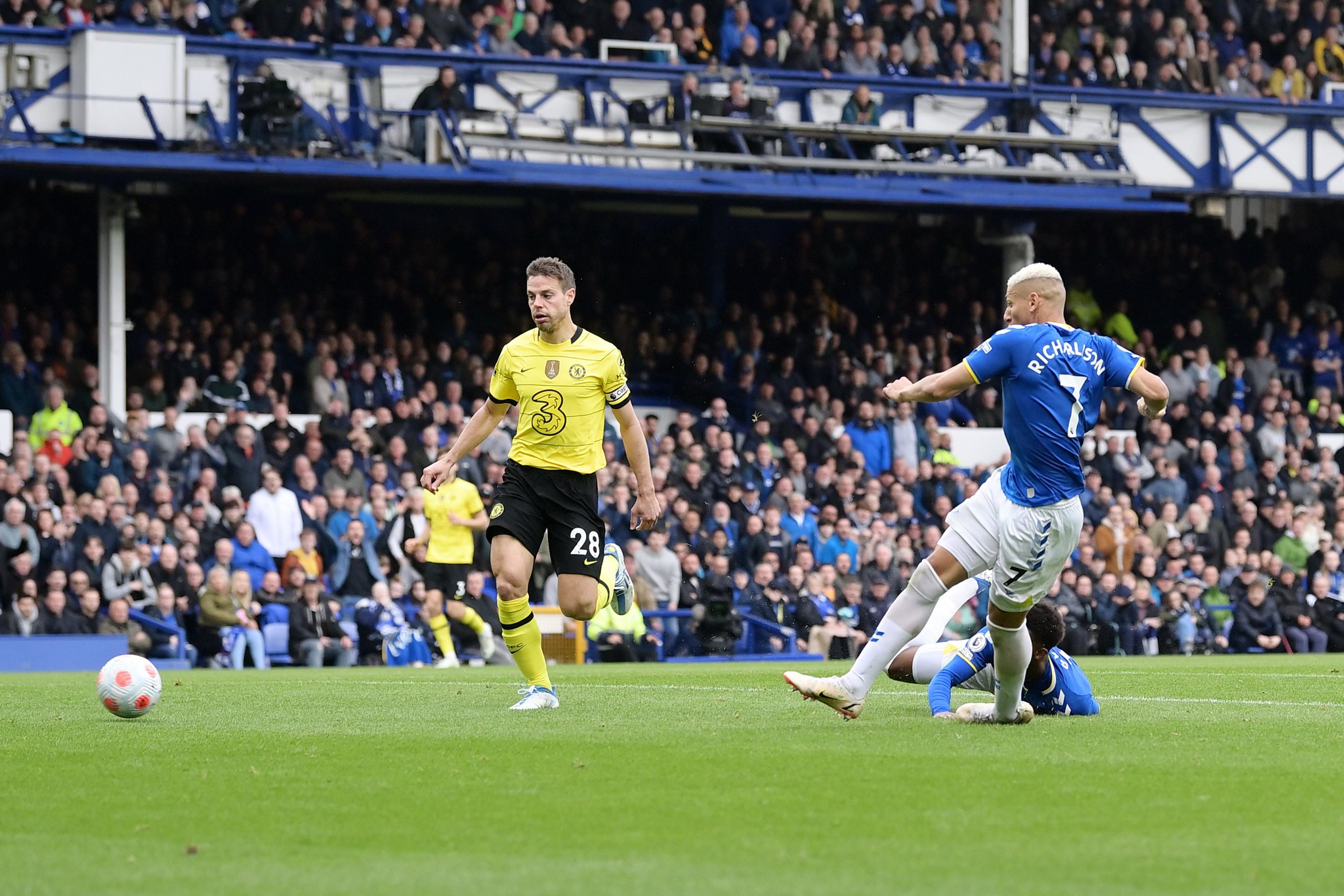 FLASH: Everton Stun Chelsea To Keep Survival Hopes Alive