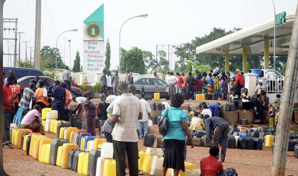 Fuel crisis: Petrol hits N250 per litre as queues spread in Abuja, Lagos, others